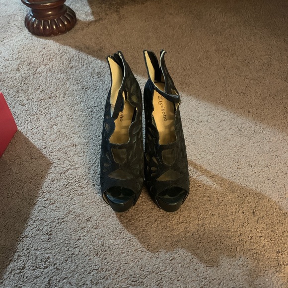 Black High Heels - Picture 4 of 4